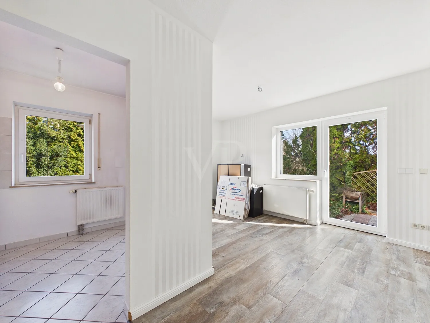 Blick in das Wohn-/ Esszimmer mit angrenzendem Küchenbereich der Einliegerwohnung
