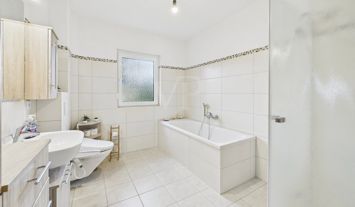 Familienbad mit ebenerdiger Dusche und Badewanne