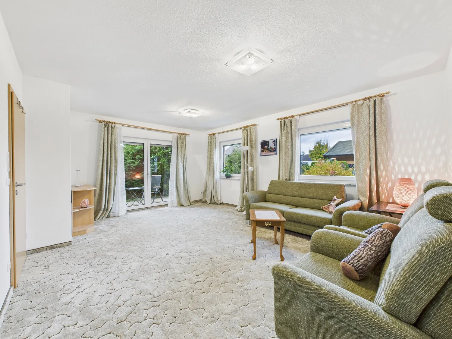 Wohn-/ Esszimmer mit angrenzender Terrasse