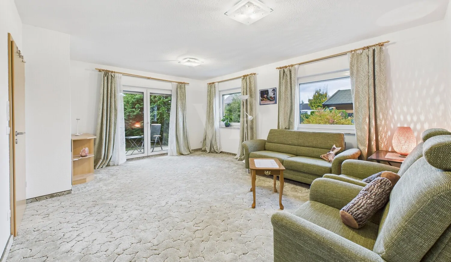 Wohn-/ Esszimmer mit angrenzender Terrasse