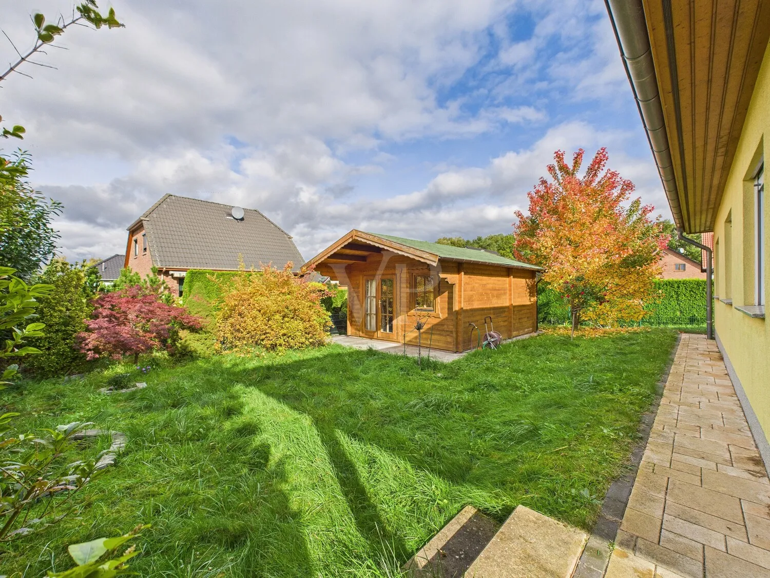 Blick von der Terrasse in den Garten
