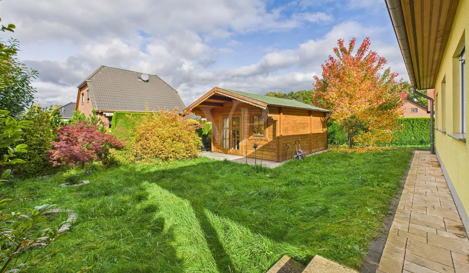 Blick von der Terrasse in den Garten
