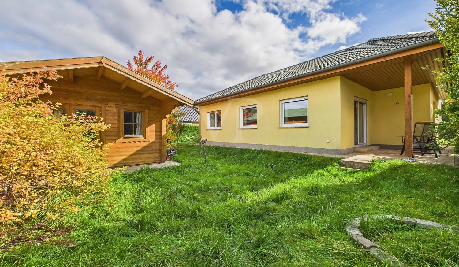 Blick in den Garten und auf das Haus