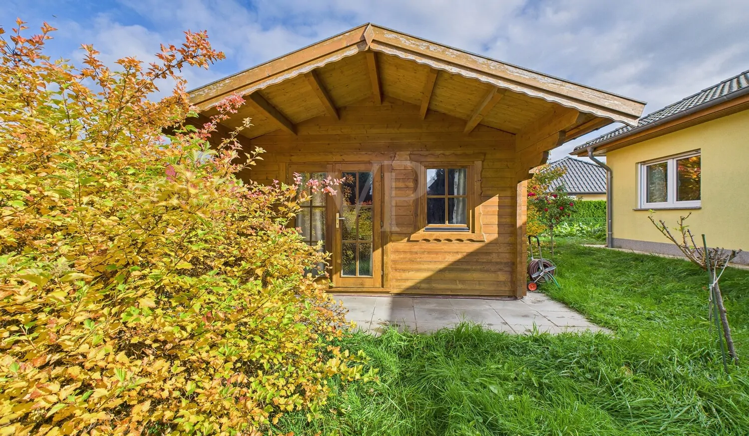 Großzügiger Holzschuppen mit Sauna