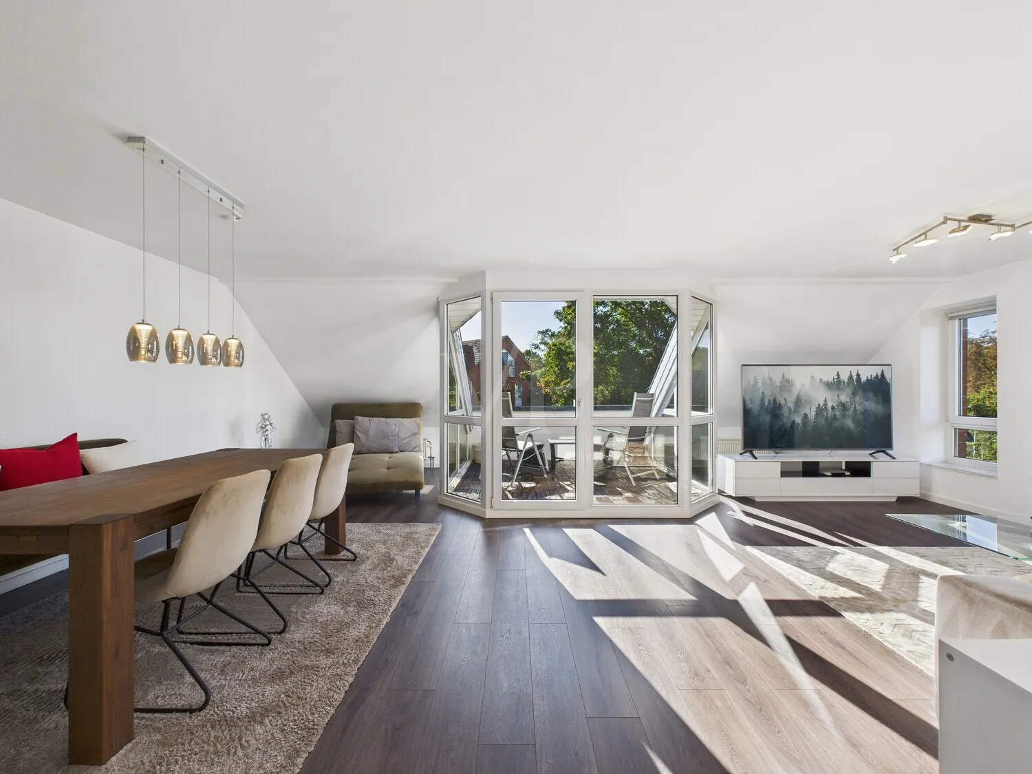 Wohn-/ Esszimmer mit Süd-Balkon