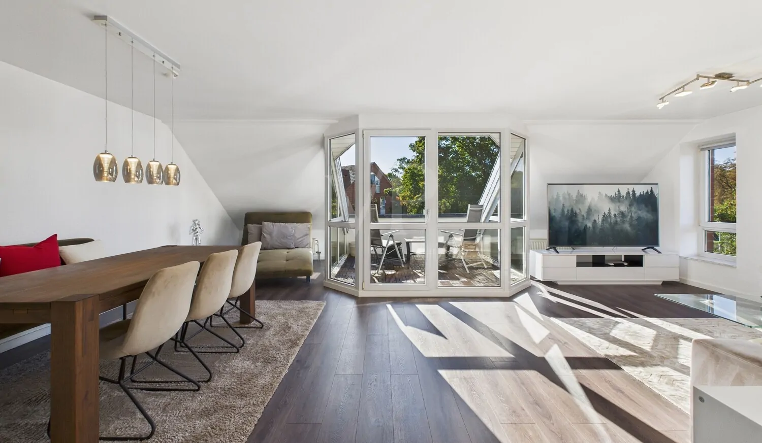 Wohn-/ Esszimmer mit Süd-Balkon