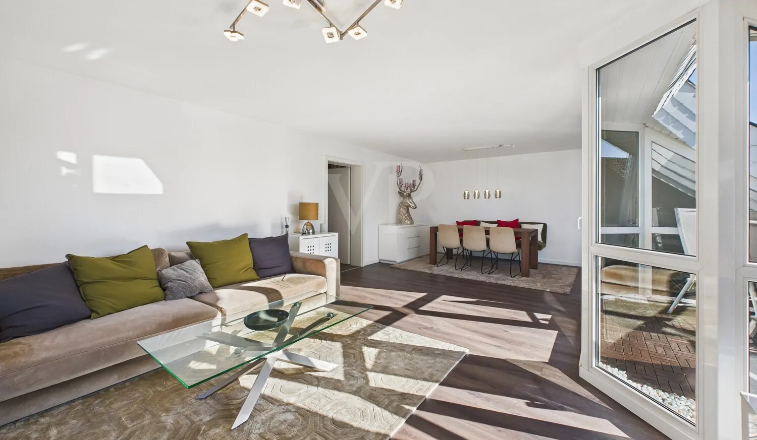 Wohn-/ Esszimmer mit Süd-Balkon