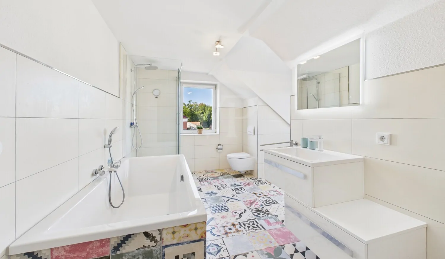 Badezimmer mit Badewanne und Dusche