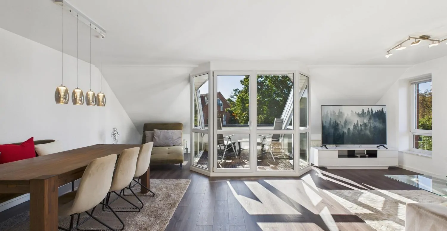 Wohn-/ Esszimmer mit Süd-Balkon