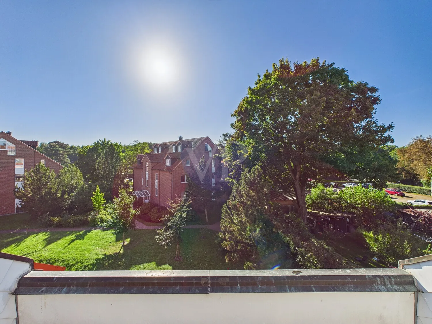 Blick vom Balkon (Süden) in den Innenhof der Wohnanlage