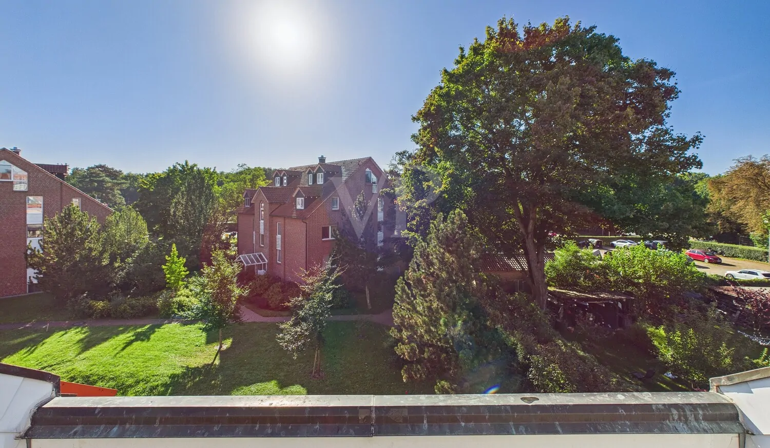 Blick vom Balkon (Süden) in den Innenhof der Wohnanlage