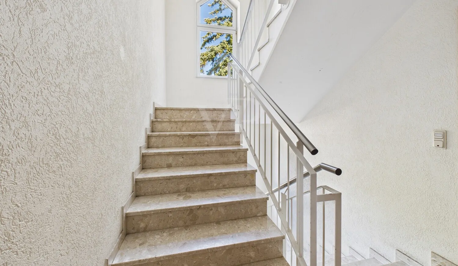 Blick in das gepflegte Treppenhaus