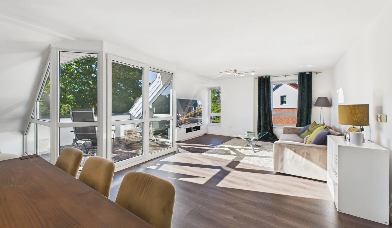 Wohn-/ Esszimmer mit Süd-Balkon