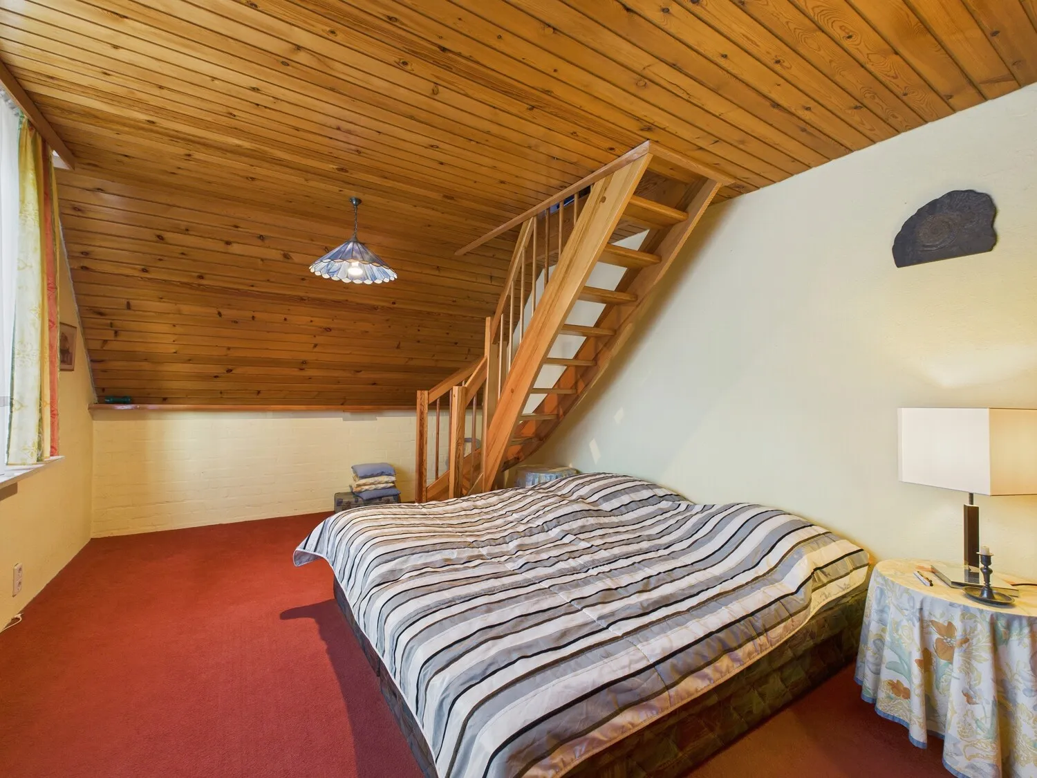 Kinder- /Schlafzimmer mit Spitzbode