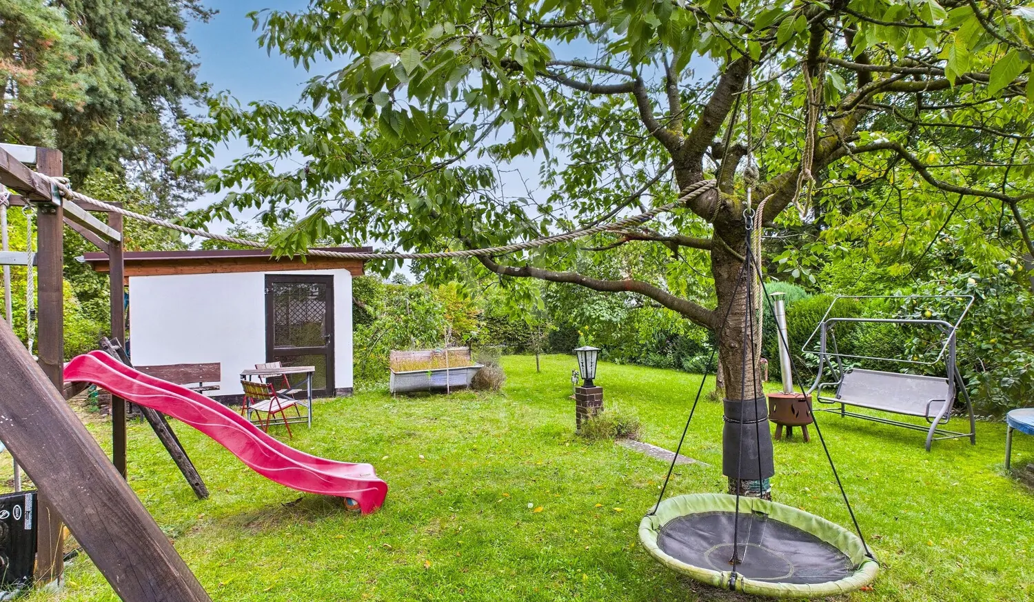 Blick in den Garten und Rückansicht Garage