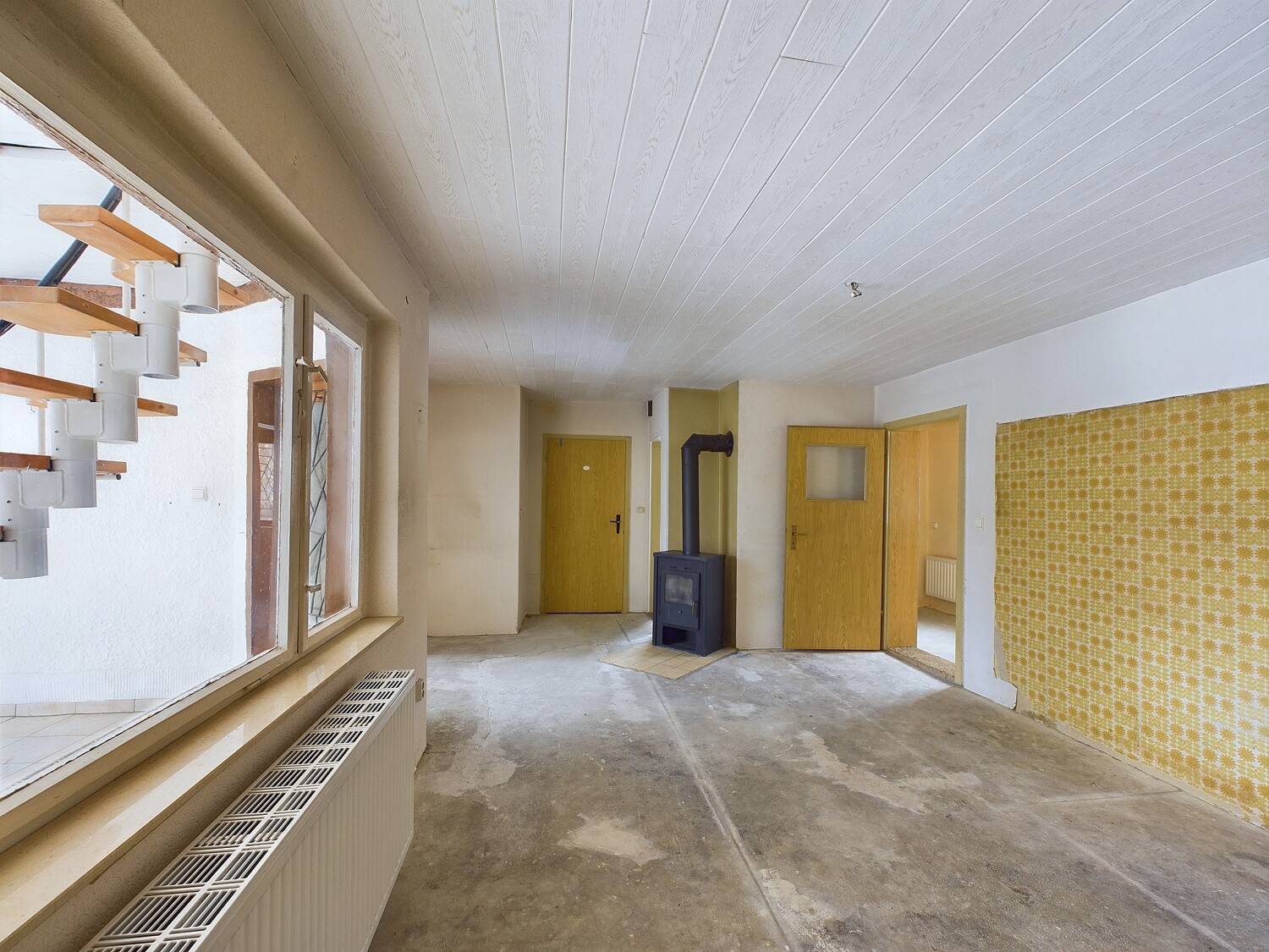 Durchgangszimmer mit Kaminofen