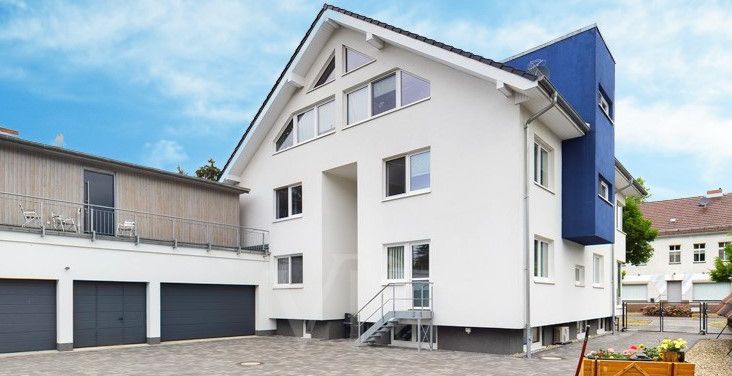Hinterhof mit PKW-Stellplätzen