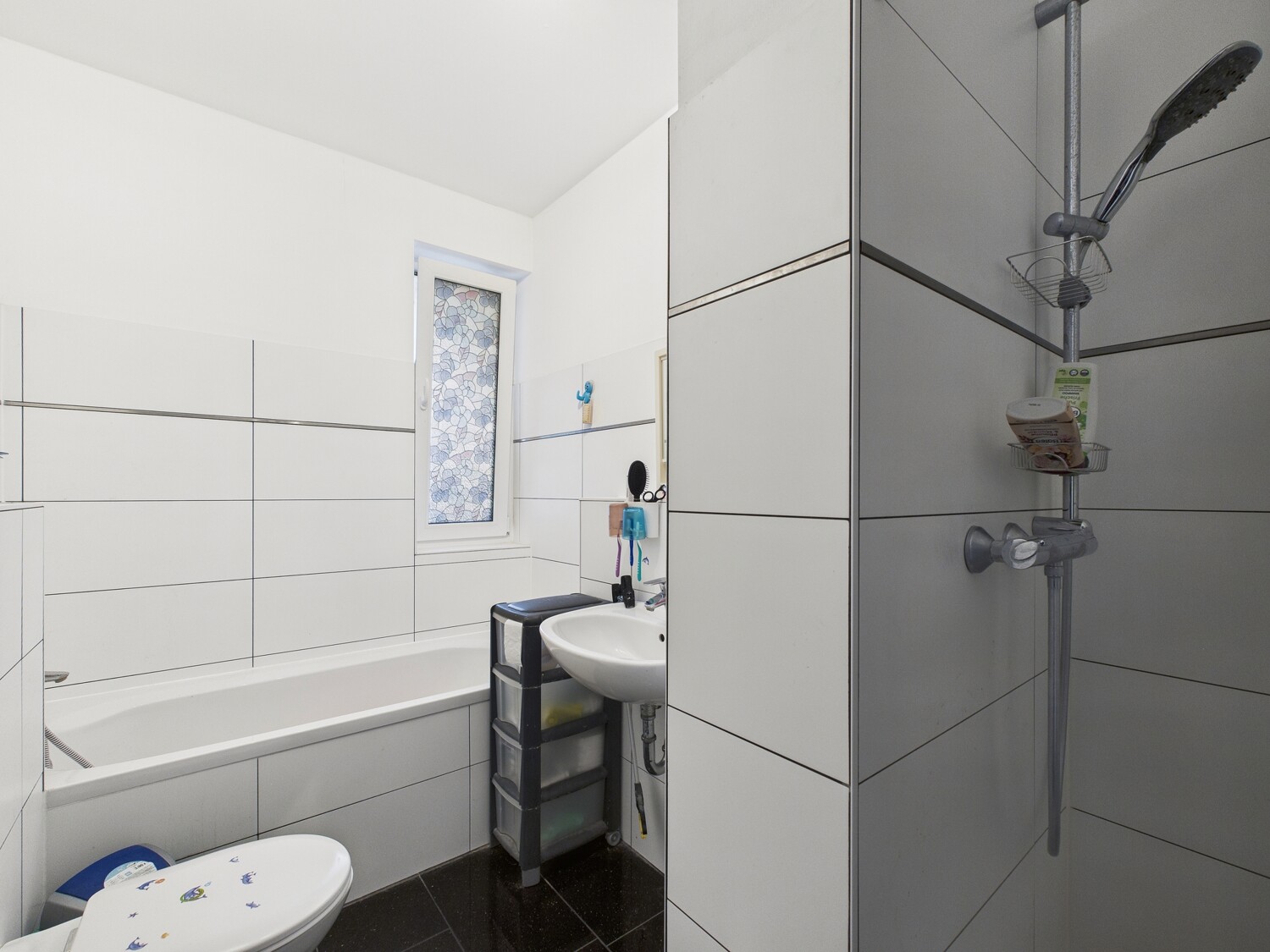 Wannen- und Duschbad mit Fenster