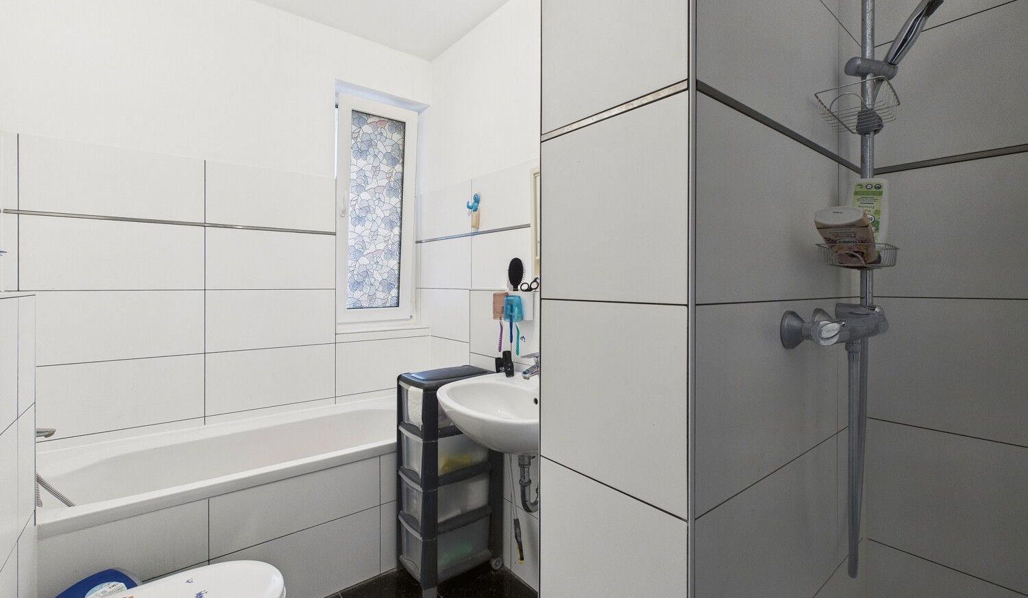Wannen- und Duschbad mit Fenster