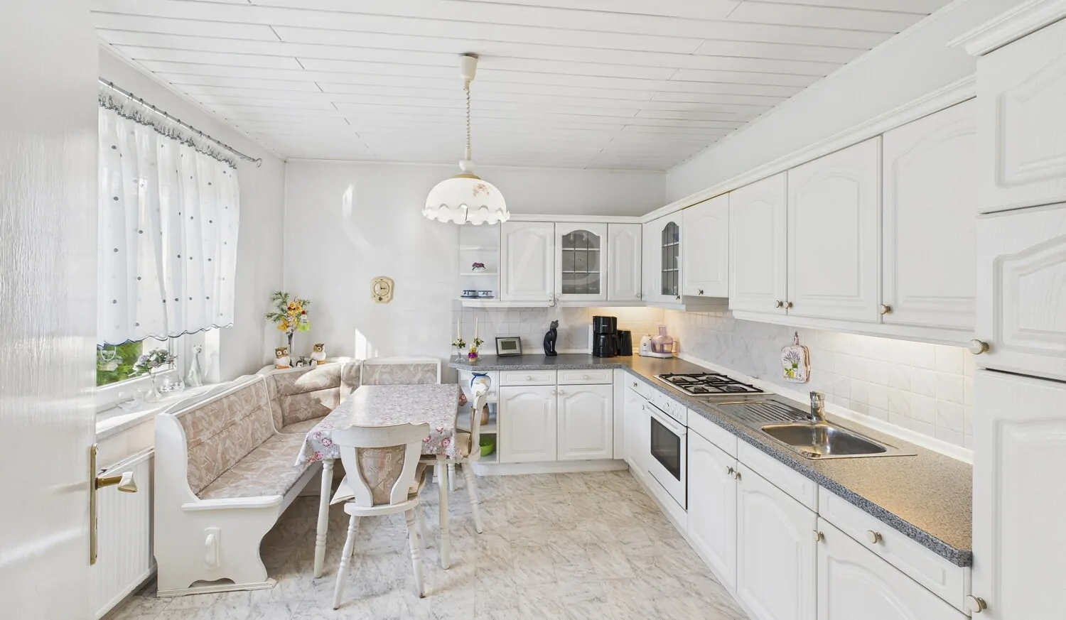 Küchen- und Essbereich