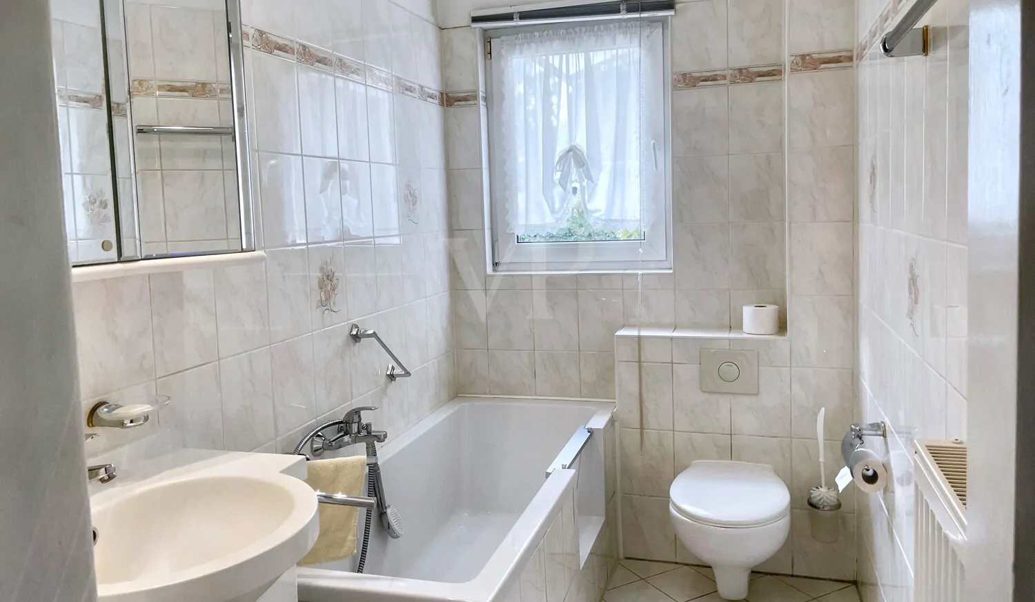 Badezimmer mit Badewanne