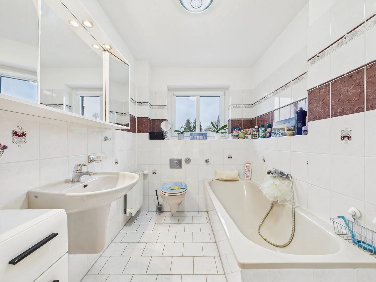 Badezimmer mit Badewanne im OG
