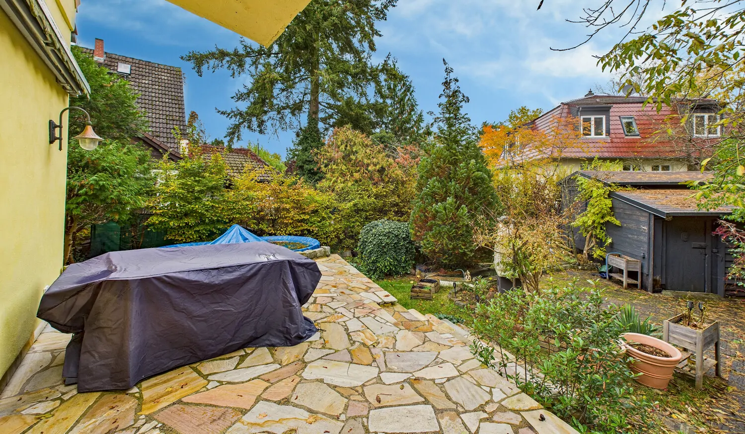 Terrasse mit Blick in den Garten