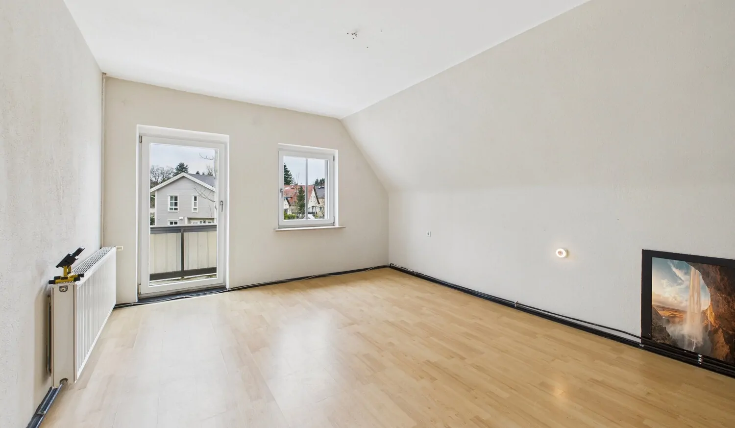 Schlafzimmer mit Balkonaustritt