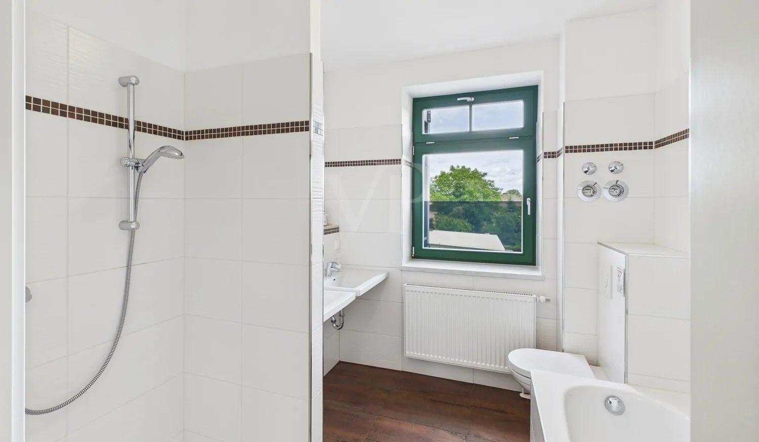 Wannen- und Duschbad-Nr. 1 im Obergeschoss