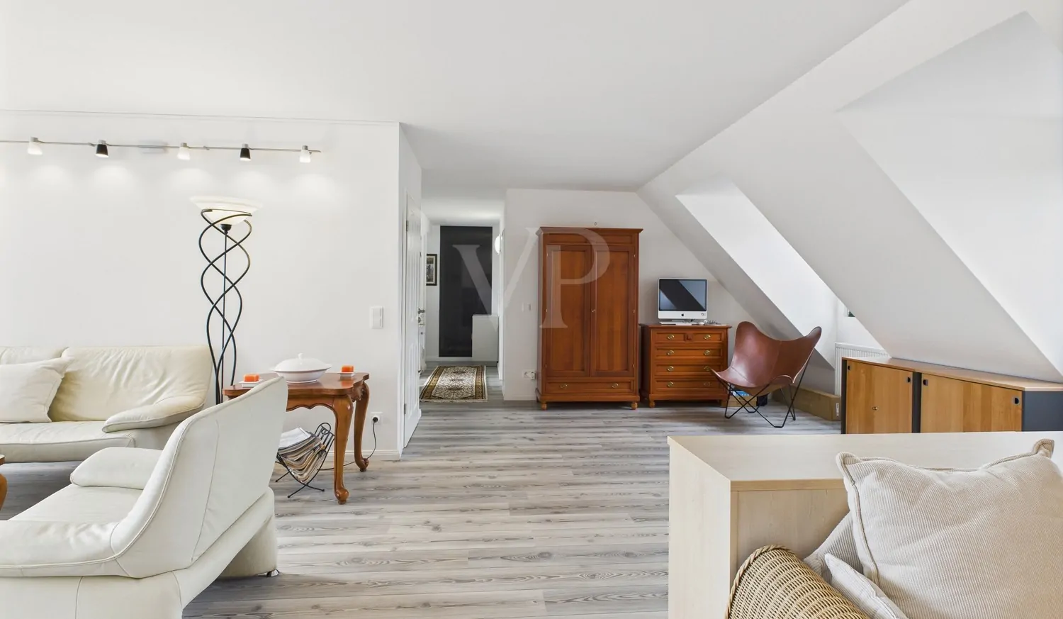 Helles Wohnzimmer im Dachgeschoss