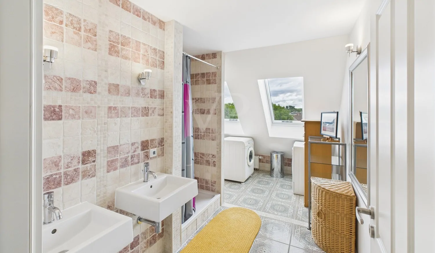 Hochwertiges Duschbad im Dachgeschoss