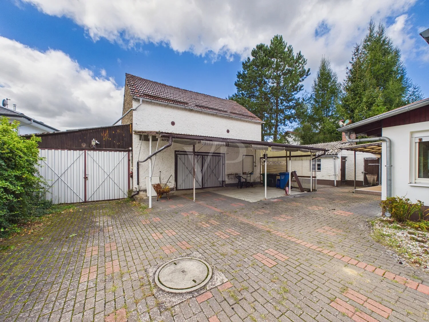 Blick in den Innenhof und auf die Scheune