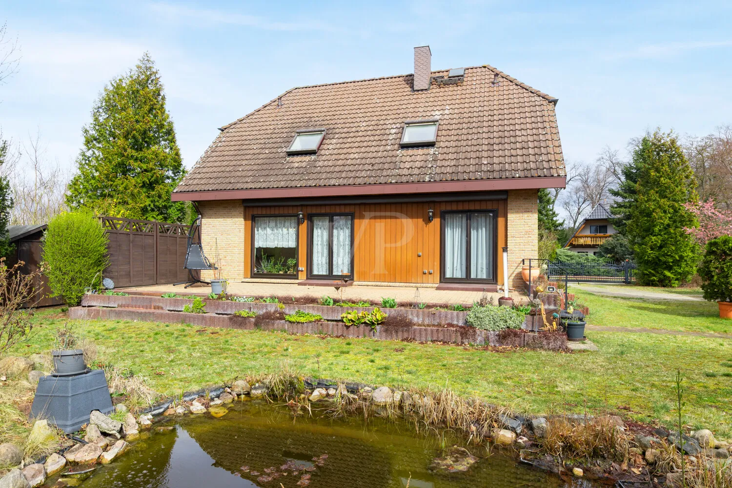Rückansicht mit Teich