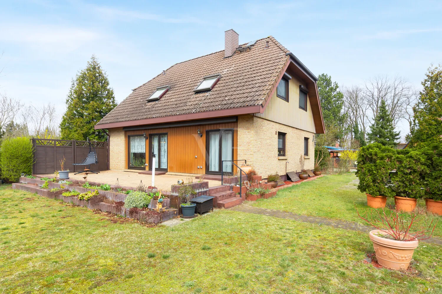 Rückansicht mit großer Terrasse