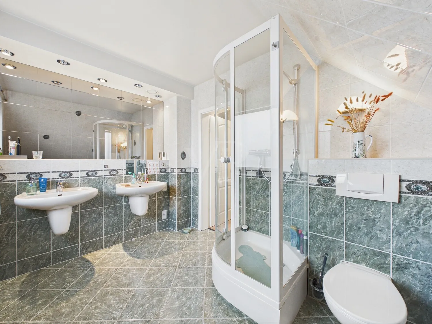Familienbad mit Dusche im OG