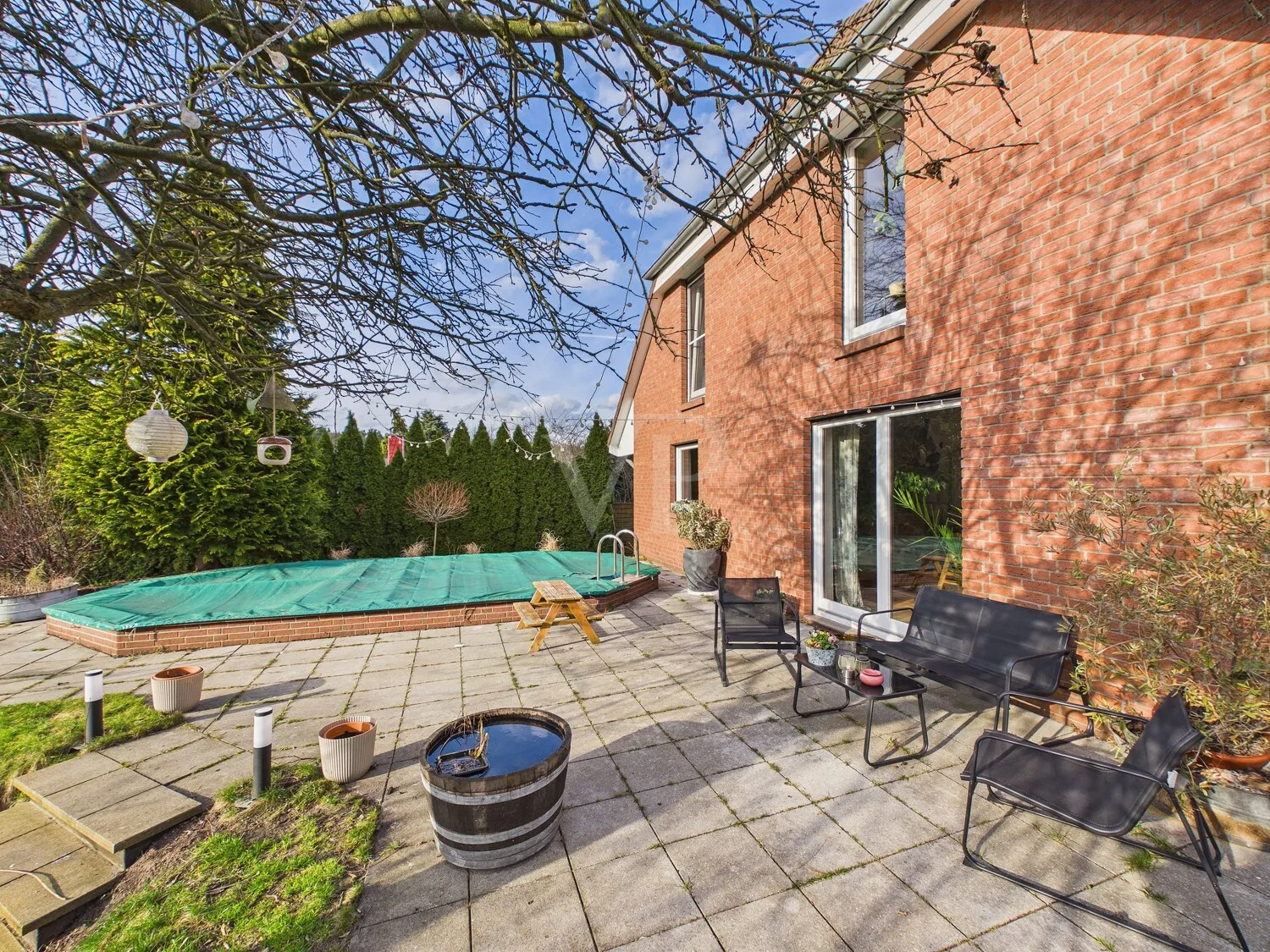 Blick auf die West-Terrasse mit integriertem Pool