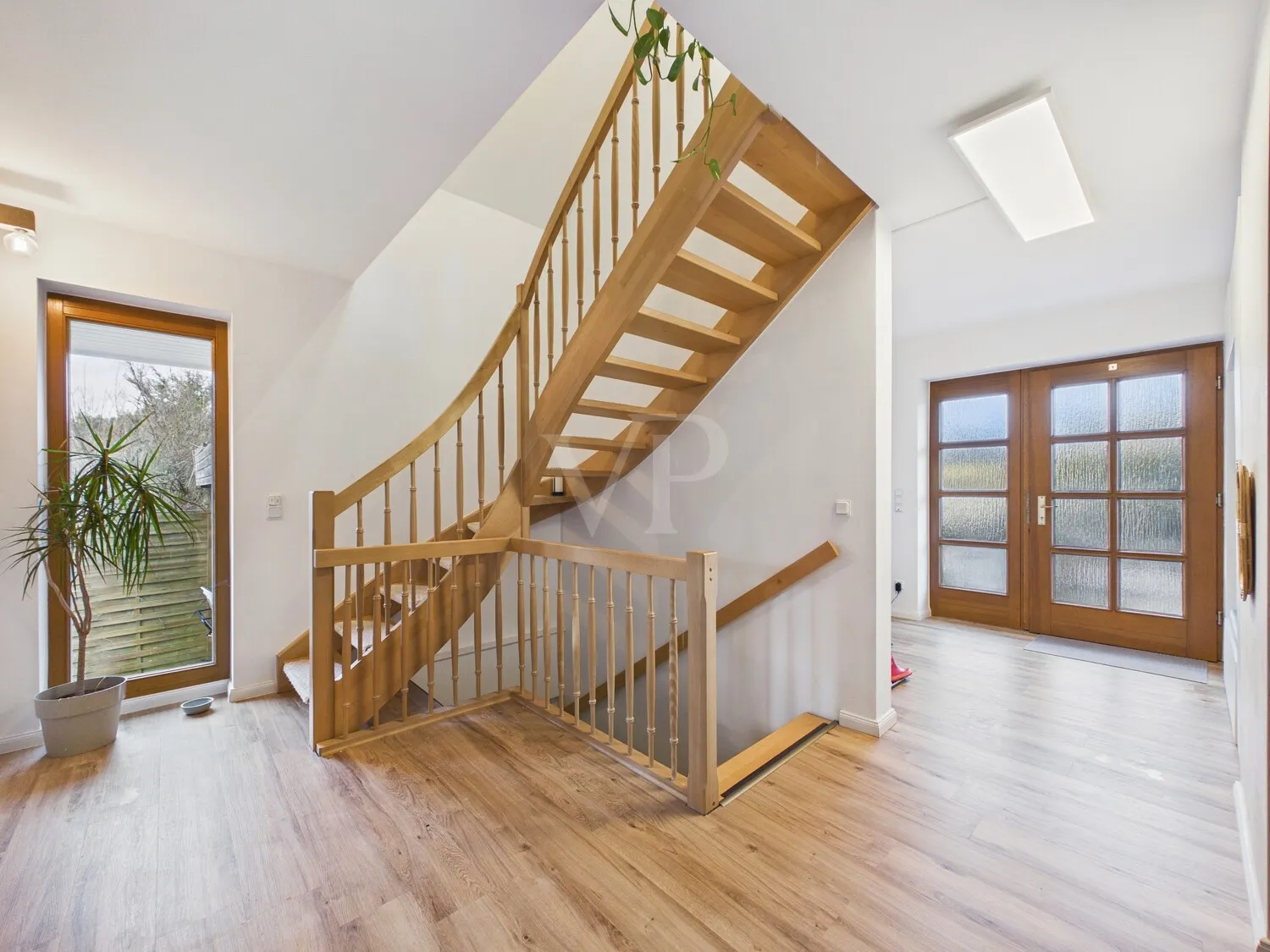 Flur im EG mit Treppe in das OG und in das KG