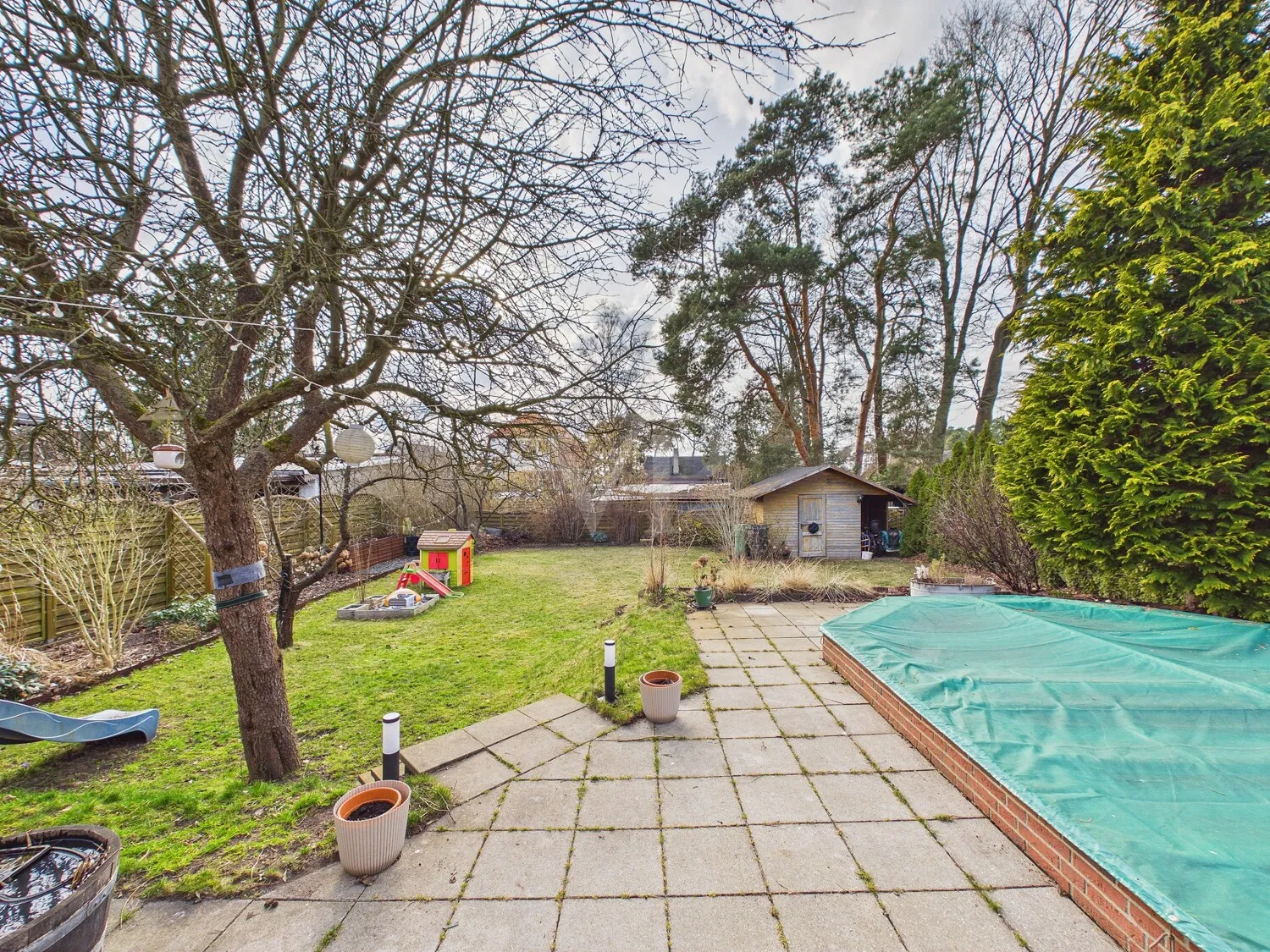 Blick von der West-Terrasse mit integriertem Pool in den Garten