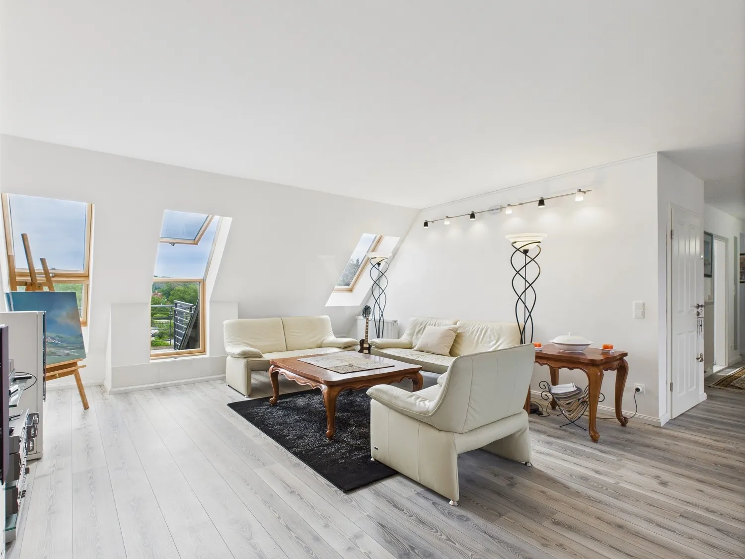 Wohnzimmer mit Zugang zum Balkon