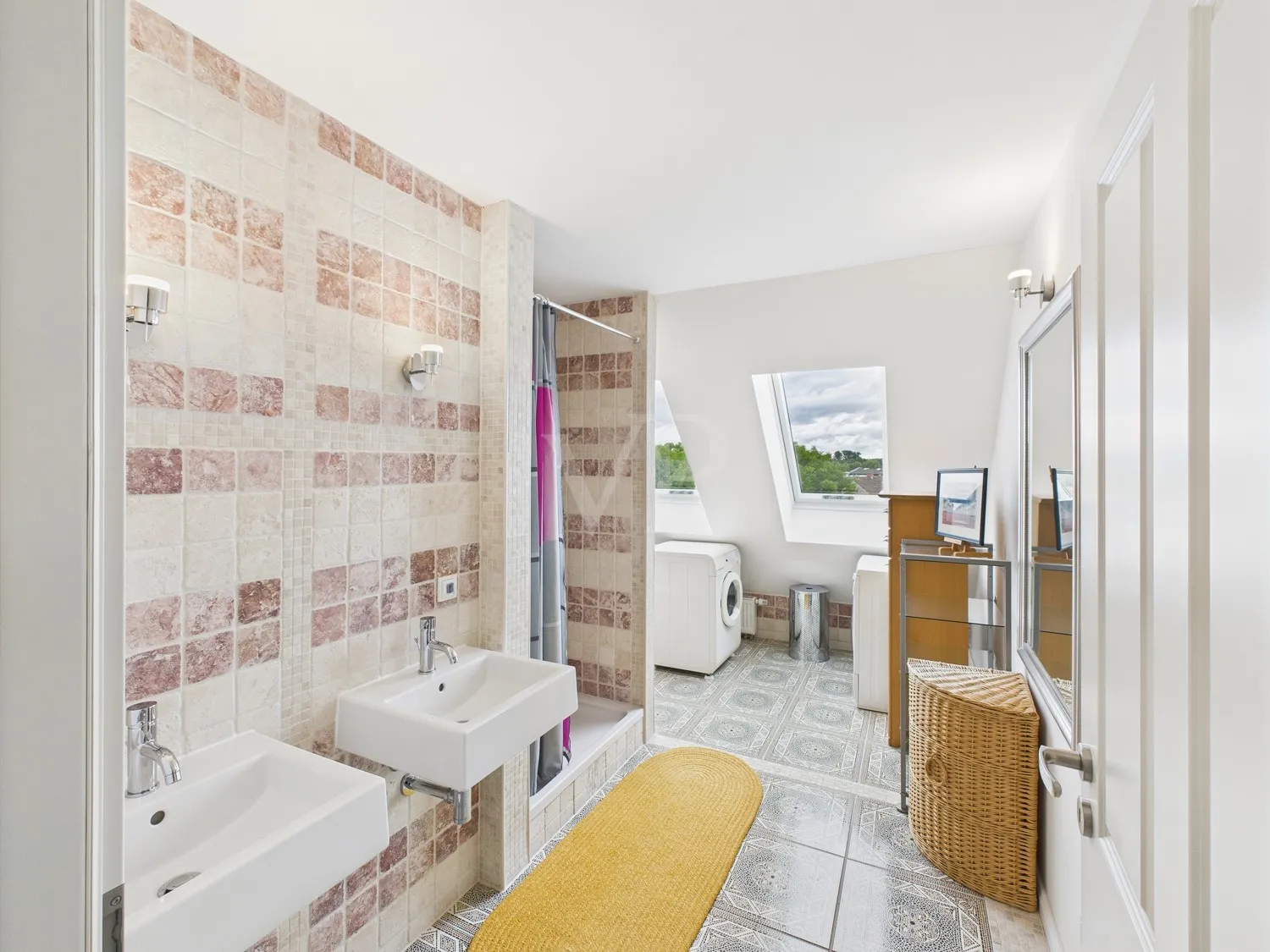 Großes Masterbad mit Dusche und WM-Anschluss