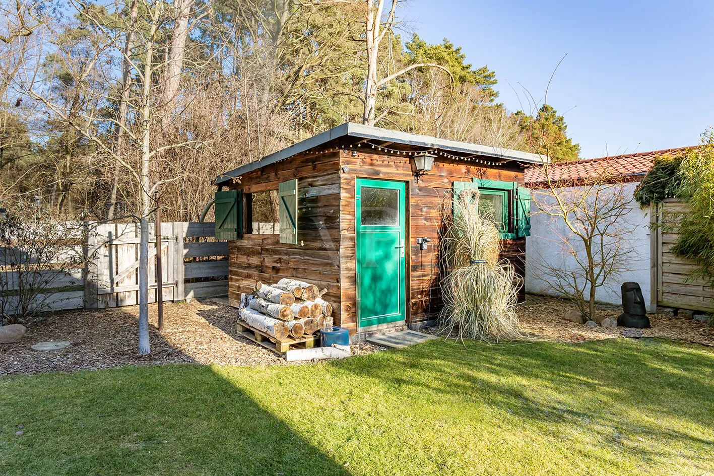 Saunahaus im hinteren Garten
