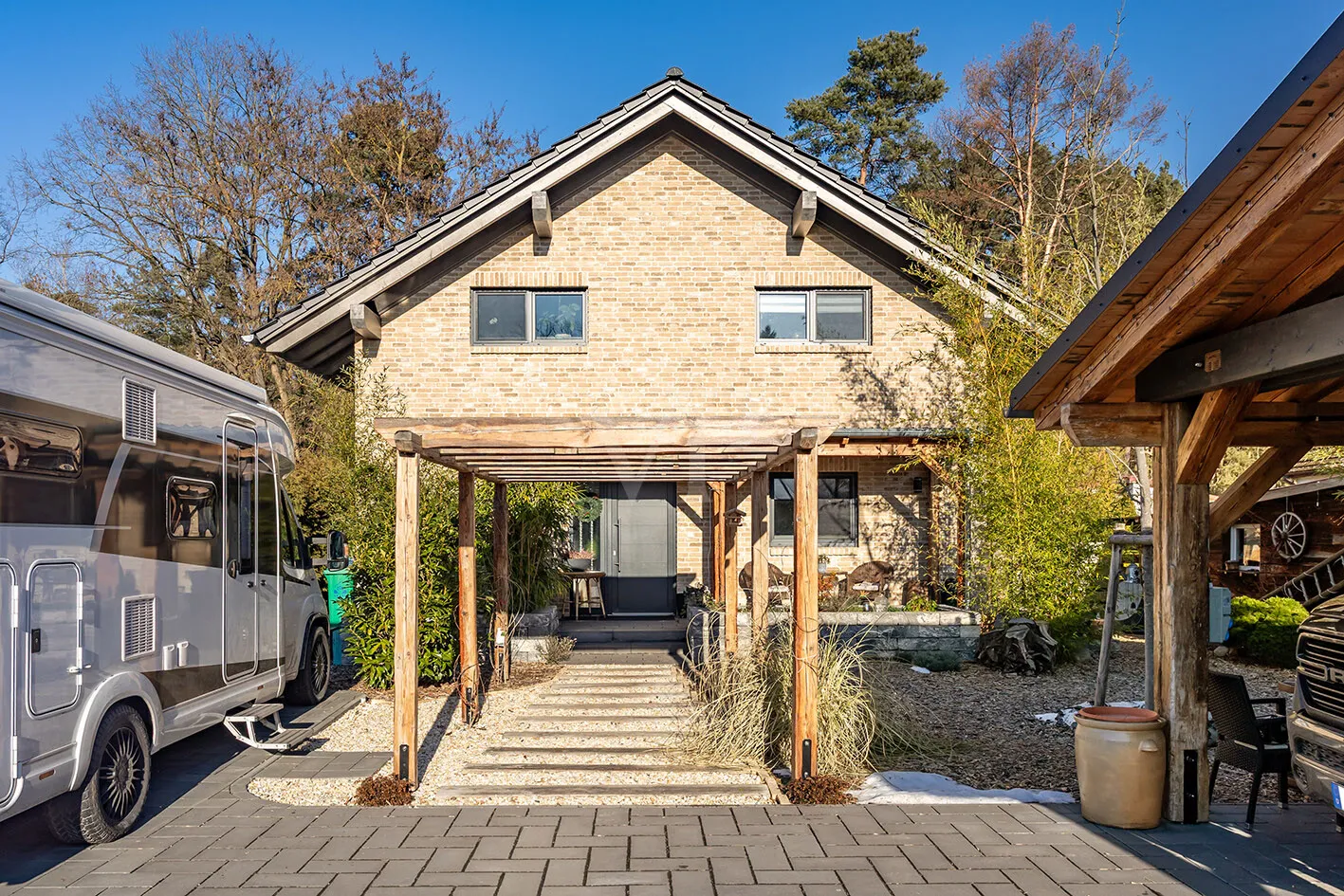 Vorgarten mit Stellplatzflächen