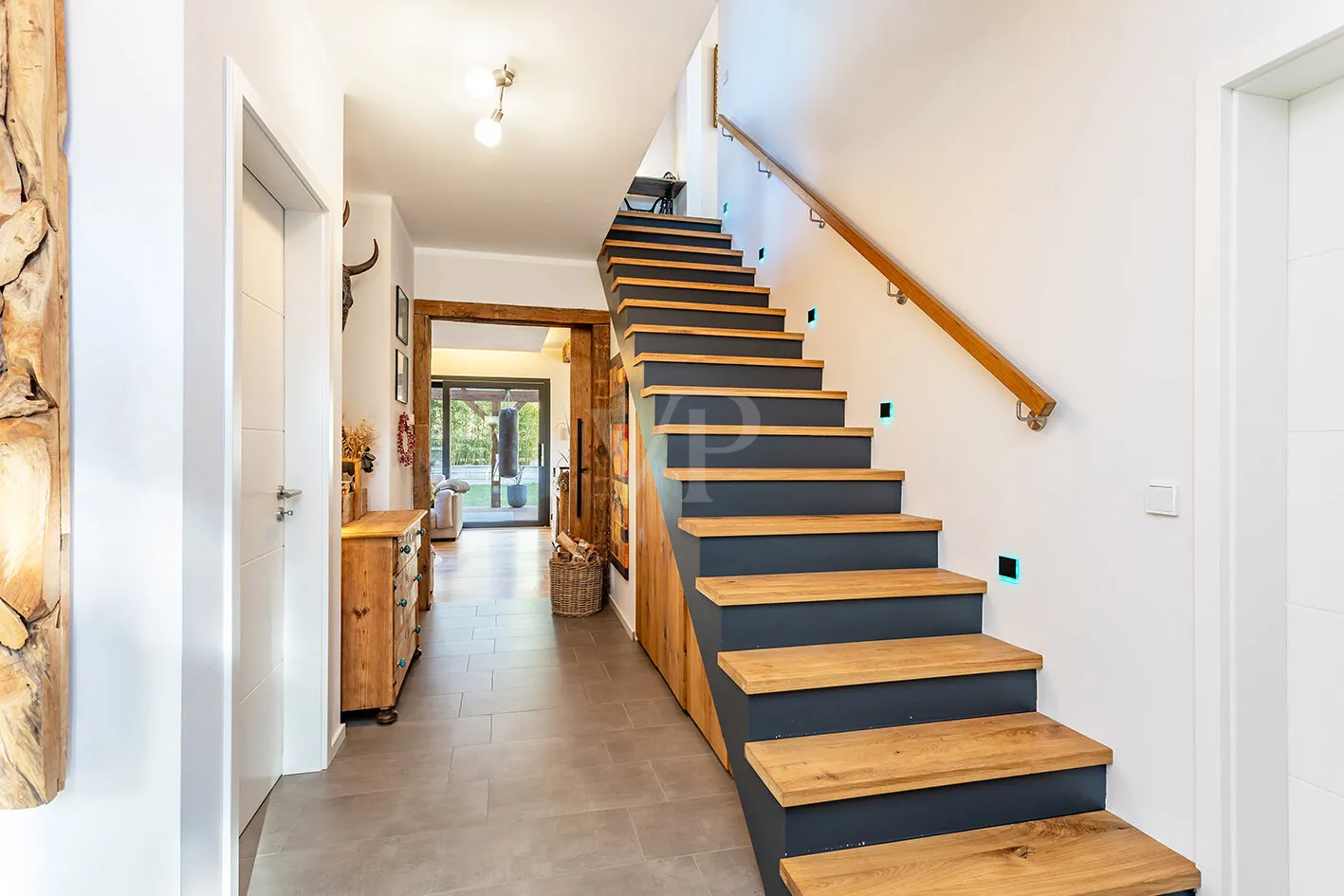 Eingangsbereich mit Echtholztreppe
