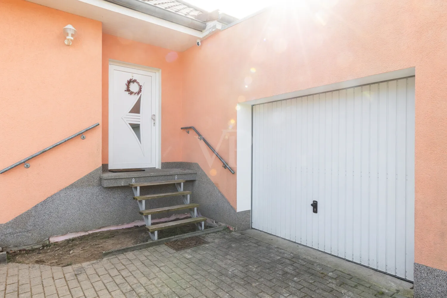 Eingangsbereich und Garage
