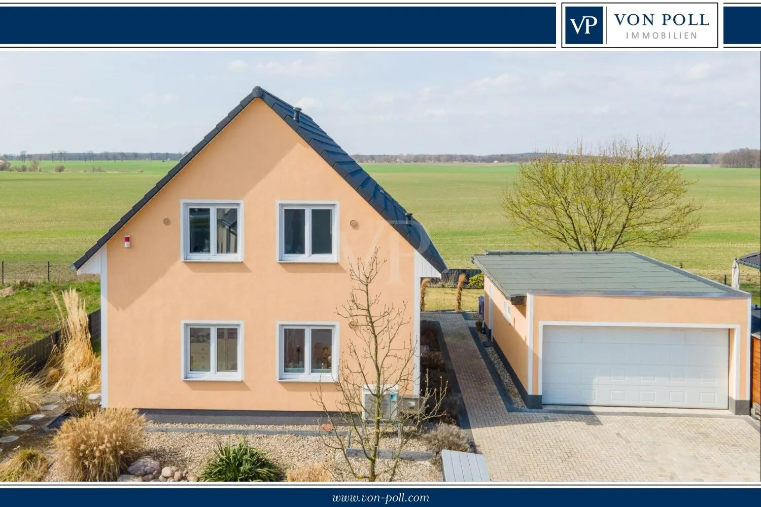 Vogelperspektive mit Blick auf das Feld
