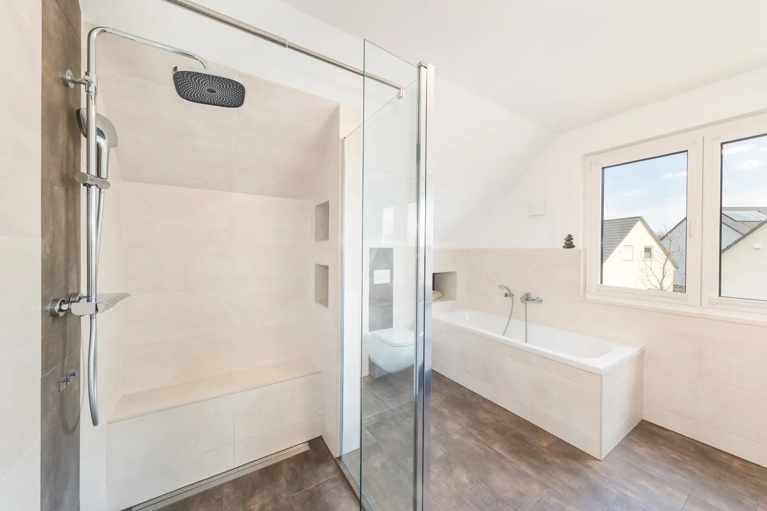 Masterbad mit ebenerdiger Dusche, Badewanne und Doppelwaschtisch im Obergeschoss
