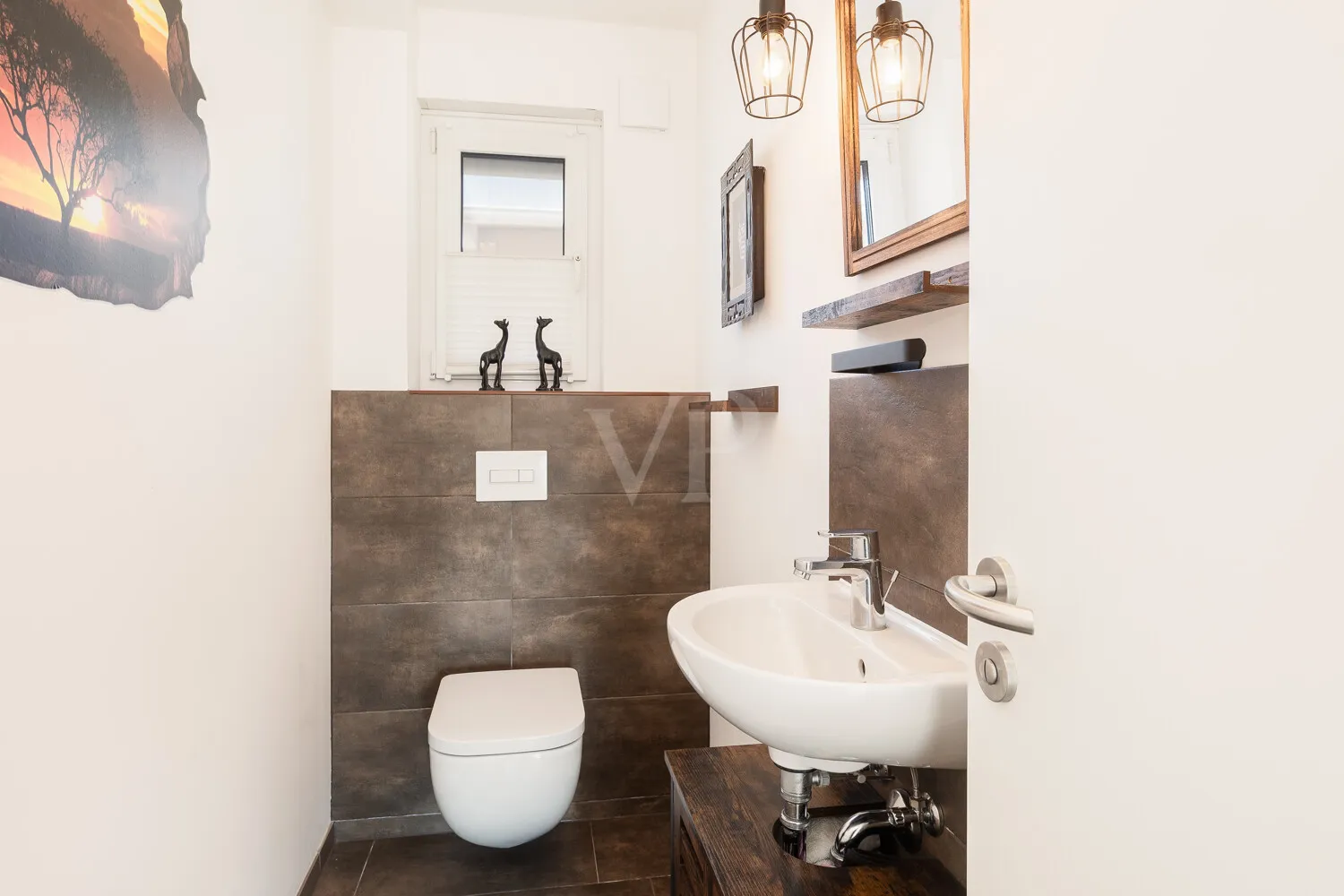 Gäste WC mit Fenster im Erdgeschoss