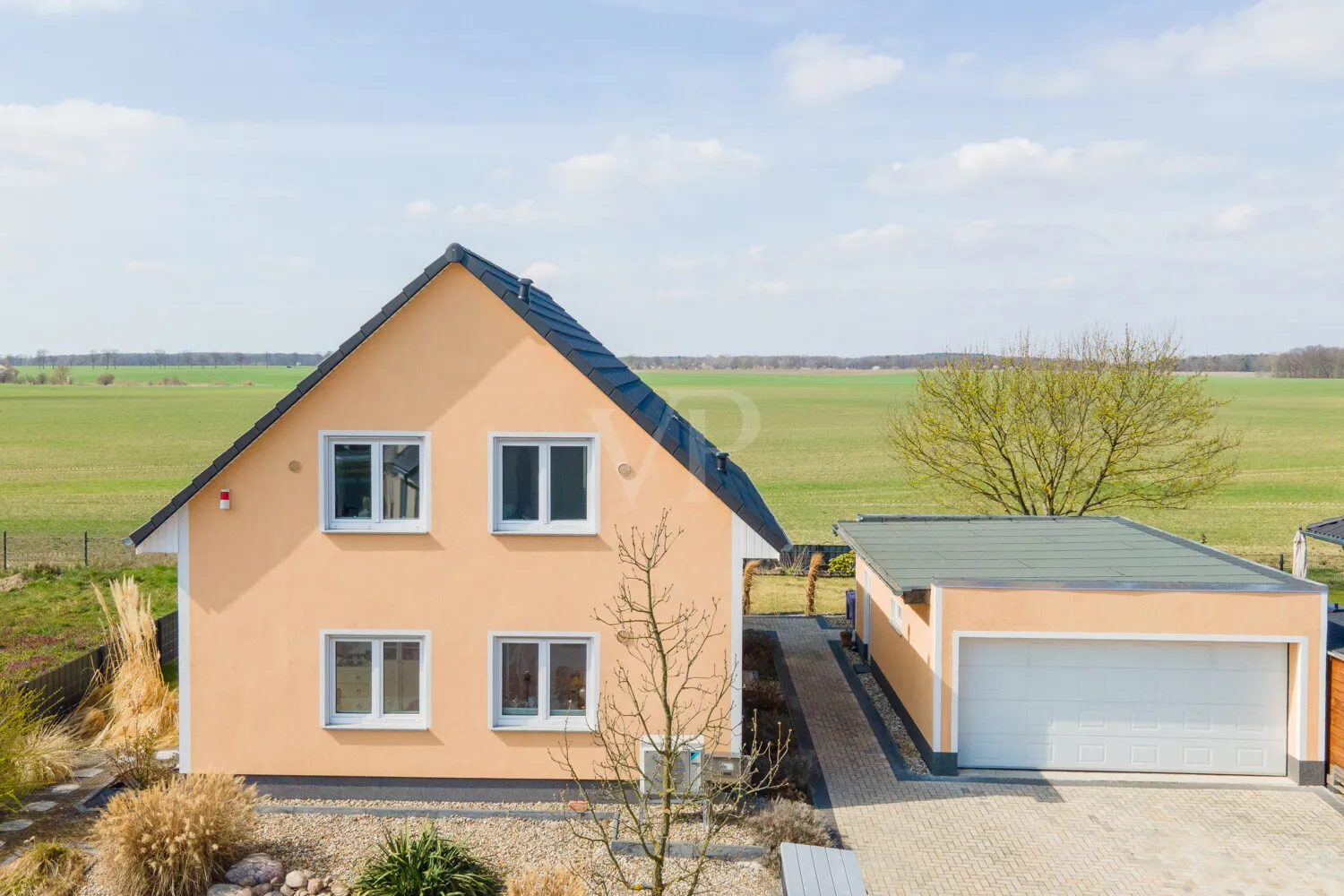 Vogelperspektive mit Blick auf das Feld