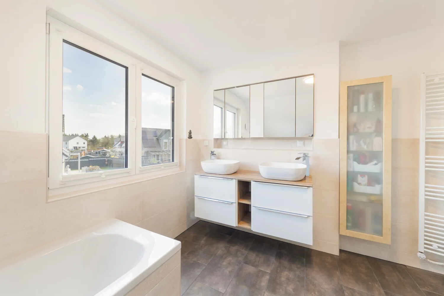Masterbad mit ebenerdiger Dusche, Badewanne und Doppelwaschtisch im Obergeschoss