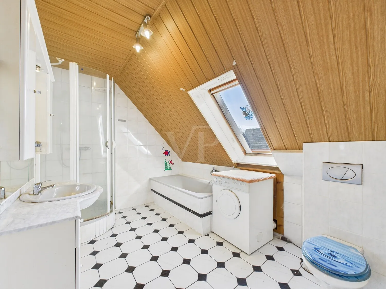 Badezimmer mit Dusche und Badewanne im OG